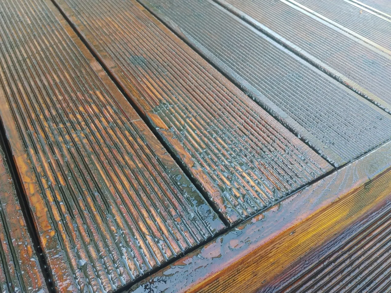 Zdjęcie Taras z modrzewia: wybór, utrzymanie i jak zapewnić długowieczność materiału?