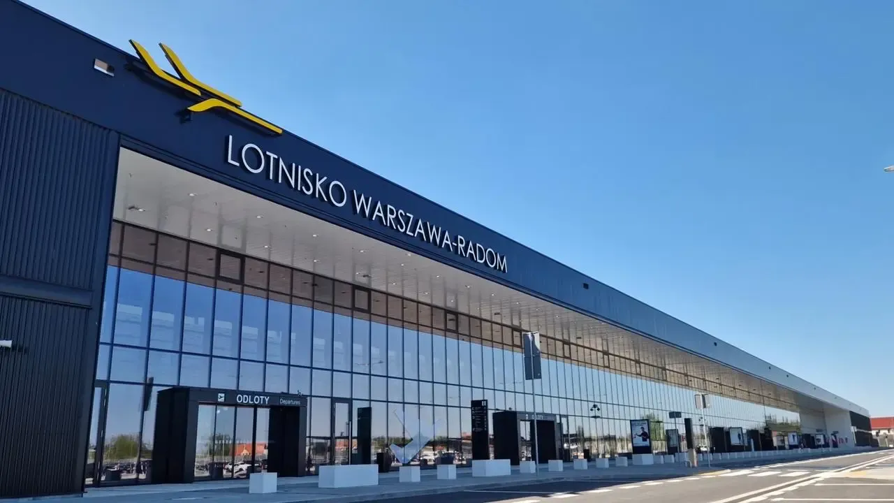 Zdjęcie Gdzie jest lotnisko Warszawa Radom? Odkryj jego lokalizację i dojazd