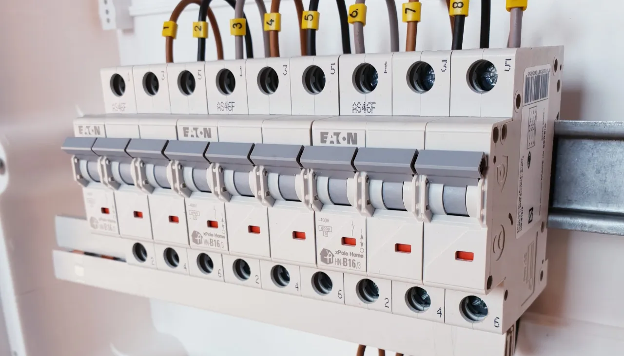 Zdjęcie Jak wyciągnąć bezpiecznik bez ryzyka uszkodzenia instalacji elektrycznej