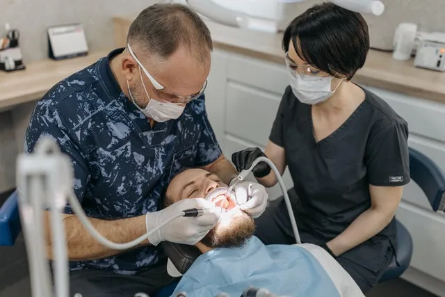 Zdjęcie Co można zrobić u dentysty na nfz? Sprawdź darmowe zabiegi i nowości