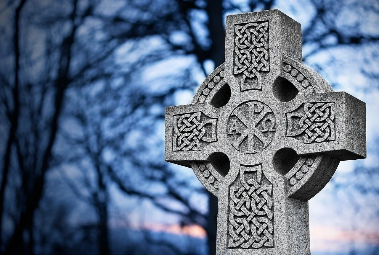 Zdjęcie Krzyż w prezencie: znaczenie, przesądy i odpowiednie okazje