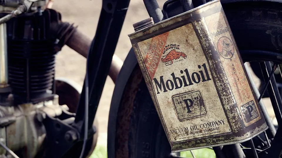 Zdjęcie Czy można wlać olej motocyklowy do samochodu? Ryzyko i konsekwencje