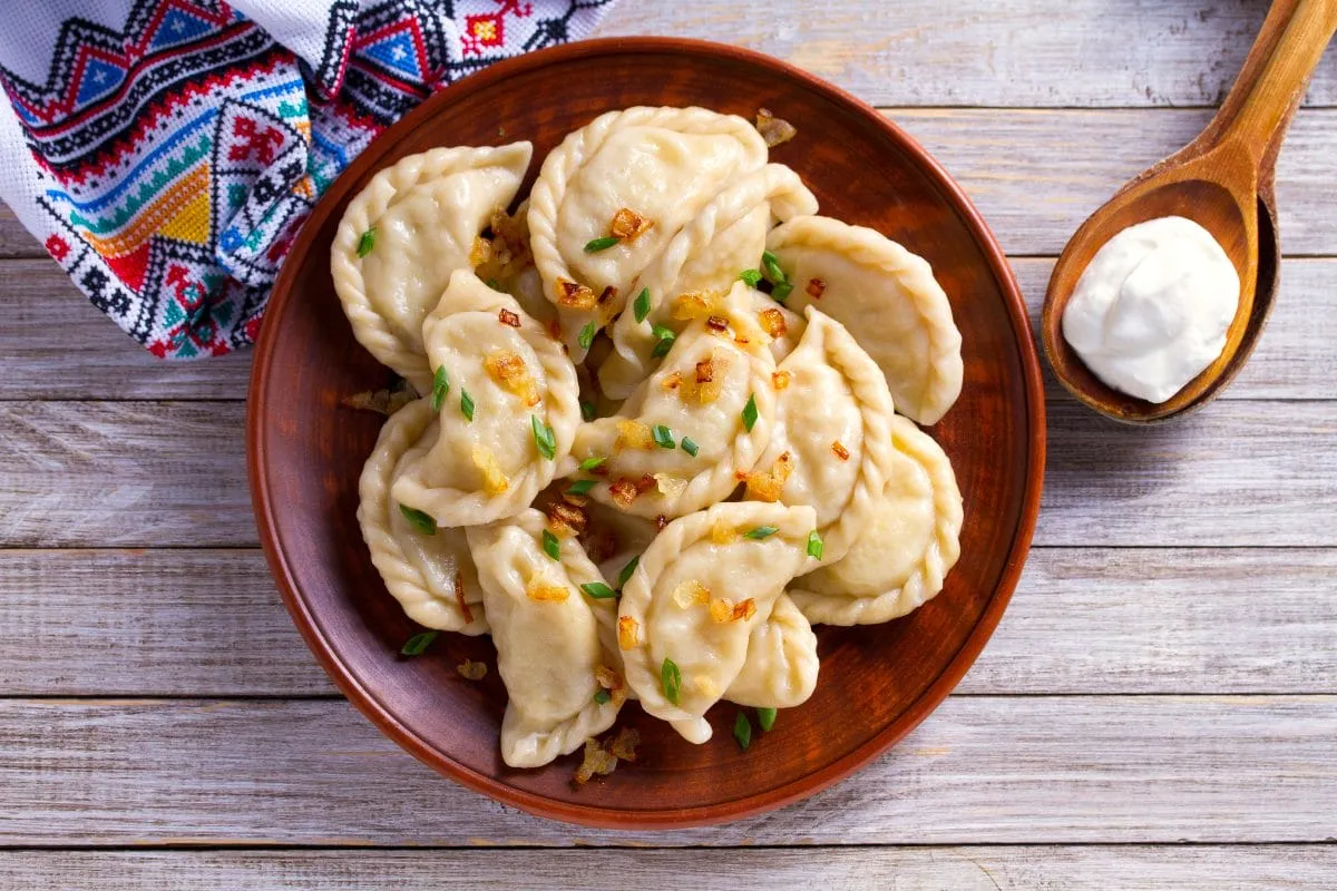 Zdjęcie Idealna surówka do pierogów z mięsem, która zachwyci Twoje podniebienie