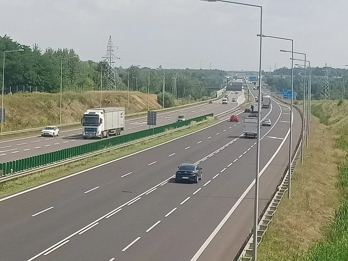 Zdjęcie Wyprzedzanie prawym pasem na autostradzie – kiedy jest dozwolone i zabronione?
