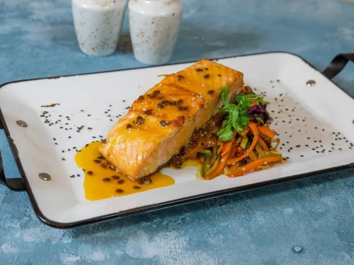 Zdjęcie Z czym podawać łososia na obiad? Kompozycje, które zachwycą!