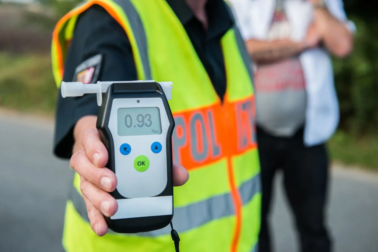 Zdjęcie Czy alkomat pokazuje w promilach? Zrozum stężenie alkoholu w Polsce