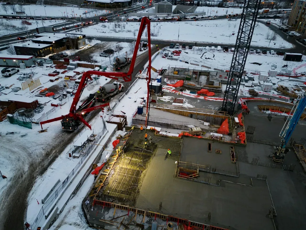 Zdjęcie Jak długo wiąże beton B25? Poznaj kluczowe czynniki wpływające na czas twardnienia