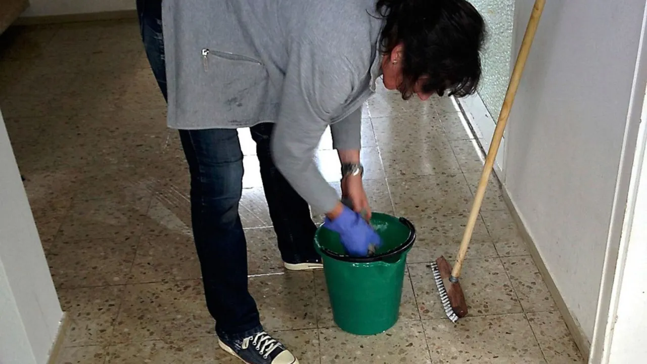 Zdjęcie Ile zarabia sprzątaczka w sejmie? Zaskakujące fakty o wynagrodzeniu