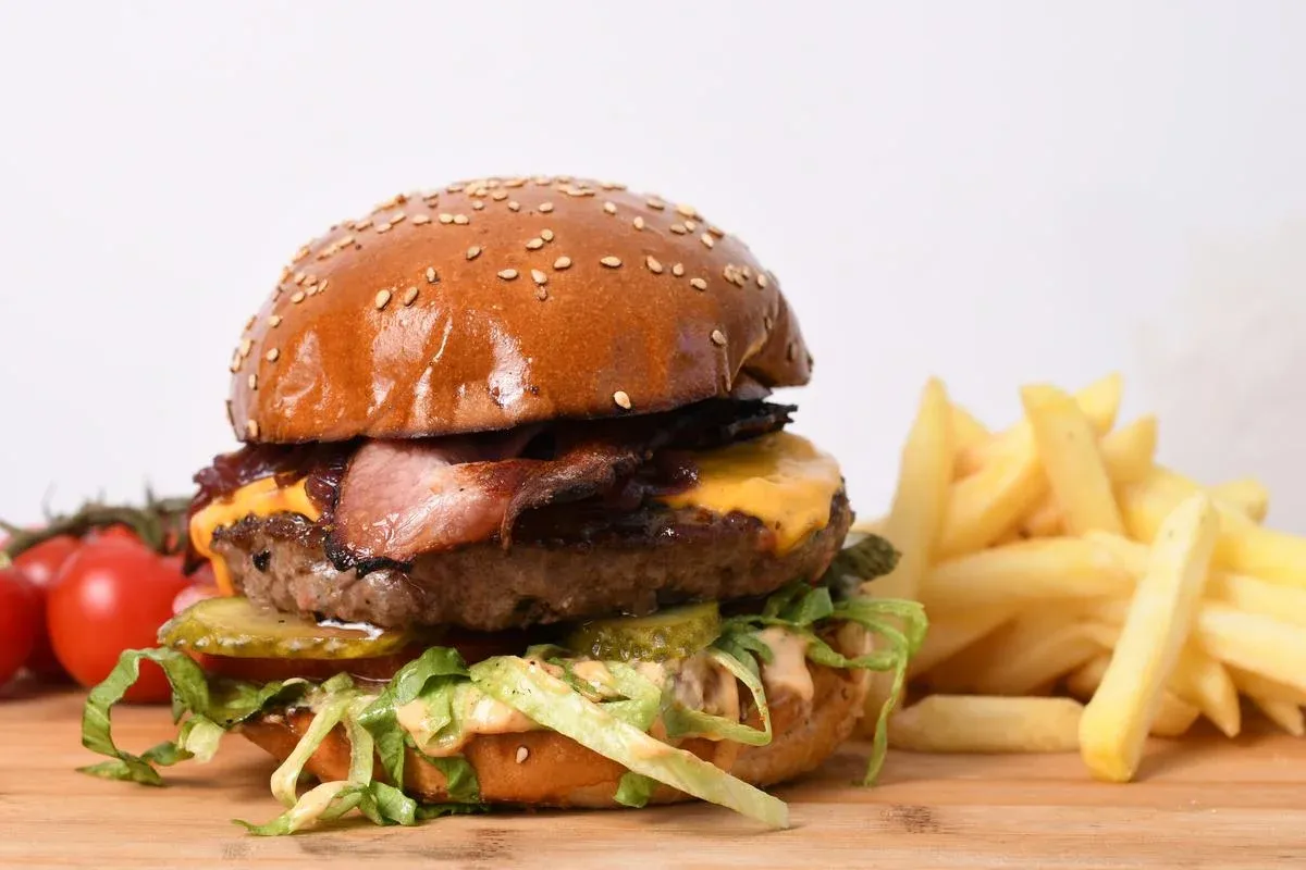 Zdjęcie Ile kalorii ma burger wołowy z frytkami? Zaskakujące liczby!