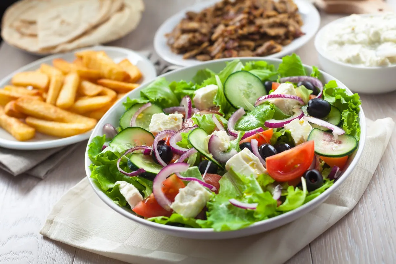 Zdjęcie Czy można zamrozić sałatkę gyros? Sprawdź, co tracisz po mrożeniu