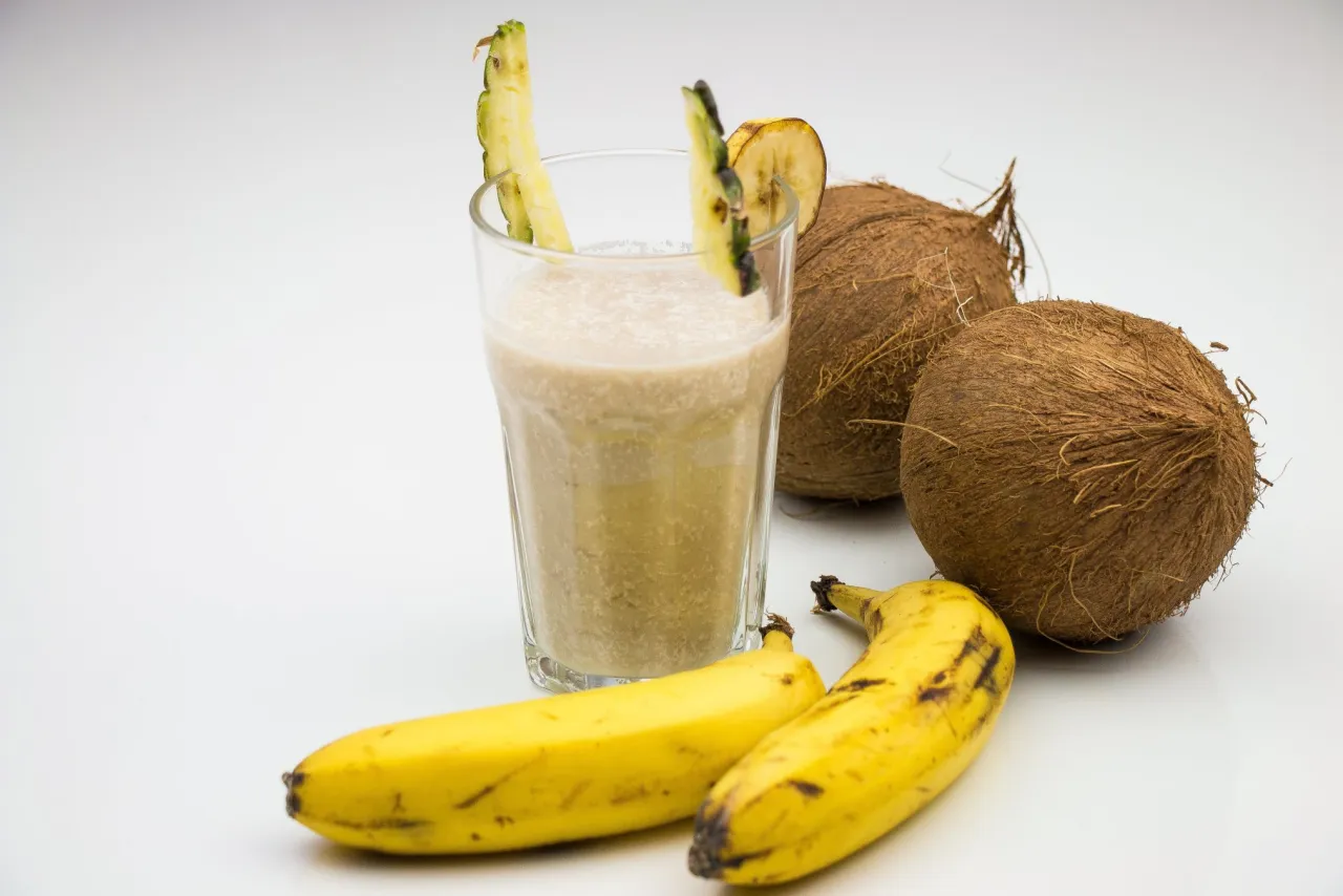 Zdjęcie Koktajl z ananasa i banana, który wspiera odchudzanie i sen