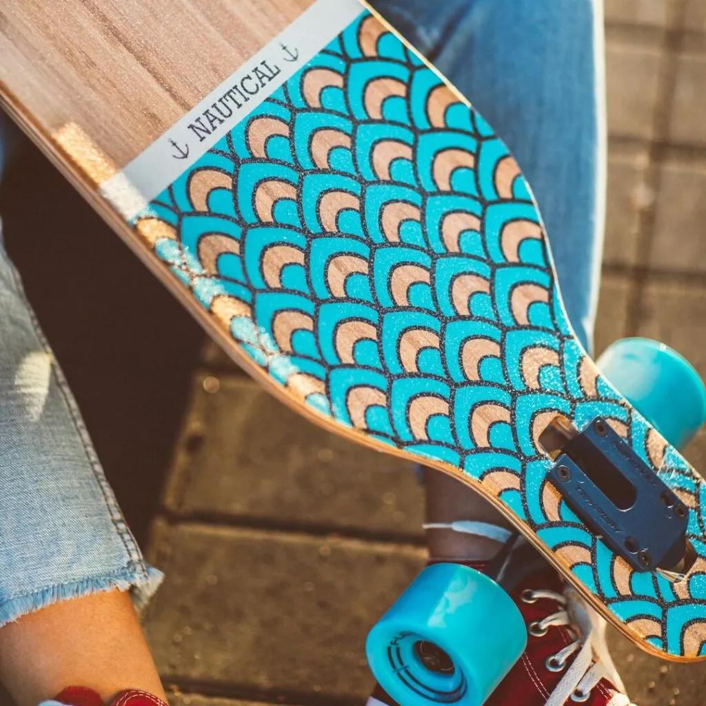 Zdjęcie Czym się różni longboard od deskorolki? Kluczowe różnice i wybór