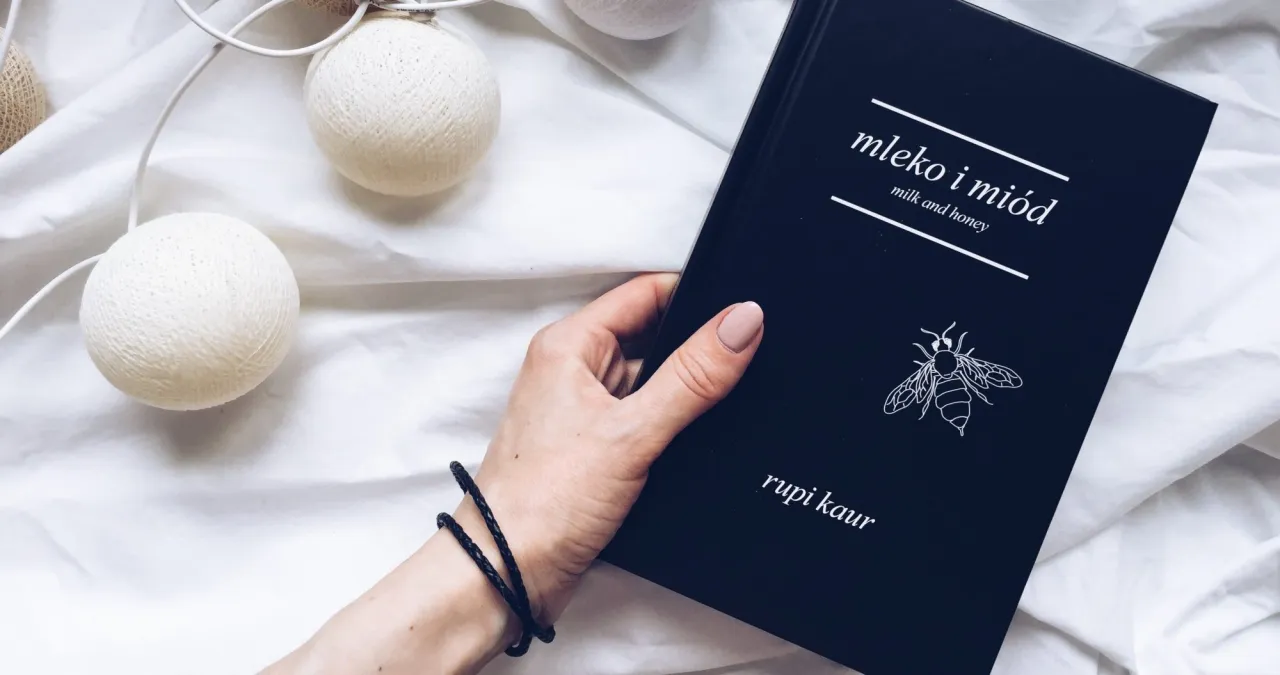 Zdjęcie Mleko i miód – odkryj głębokie tematy i przesłanie wierszy Rupi Kaur