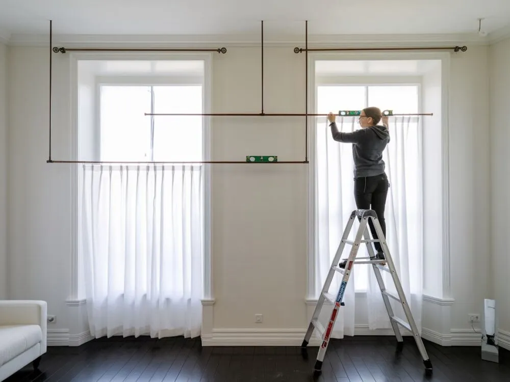 Zdjęcie Jaka odległość karnisza od ściany, aby uniknąć problemów z zasłonami?