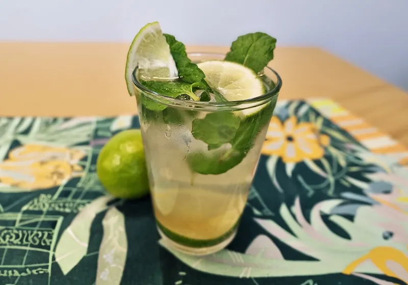 Zdjęcie Najlepsze drinki z limonką i miętą, które orzeźwią w upalne dni
