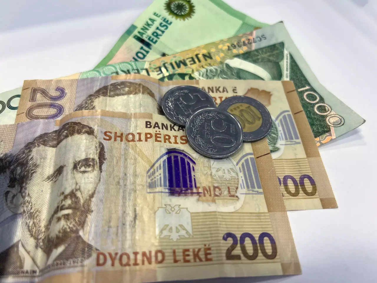 Zdjęcie Jaka waluta obowiązuje w Albanii? Wszystko o leku albańskim i płatnościach