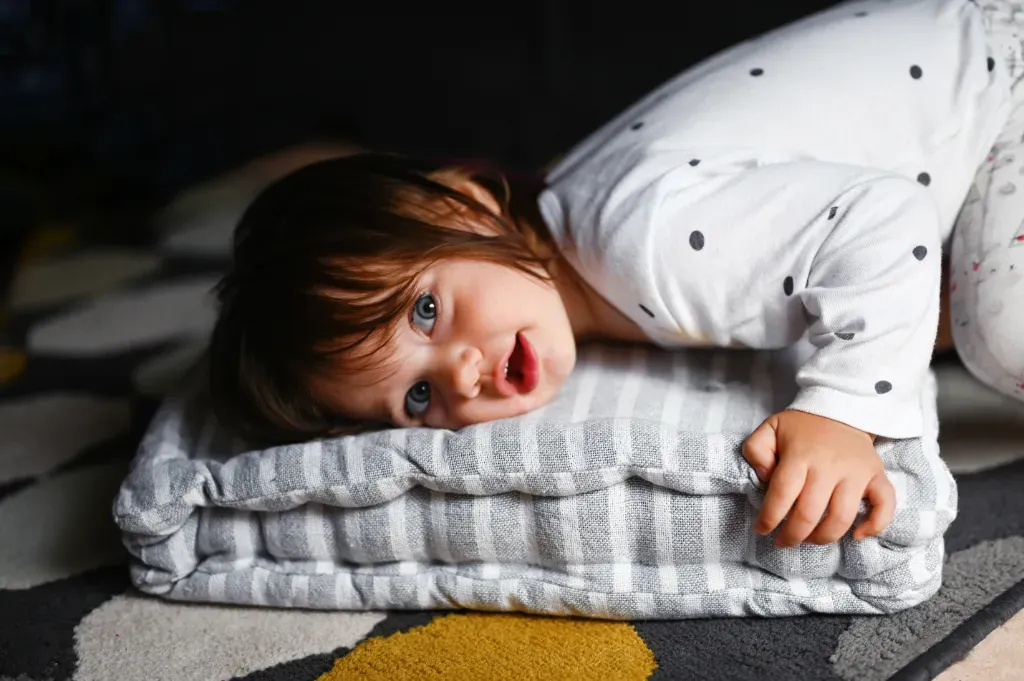 Zdjęcie Od kiedy dziecko powinno spać na poduszce? Ważne informacje o bezpieczeństwie