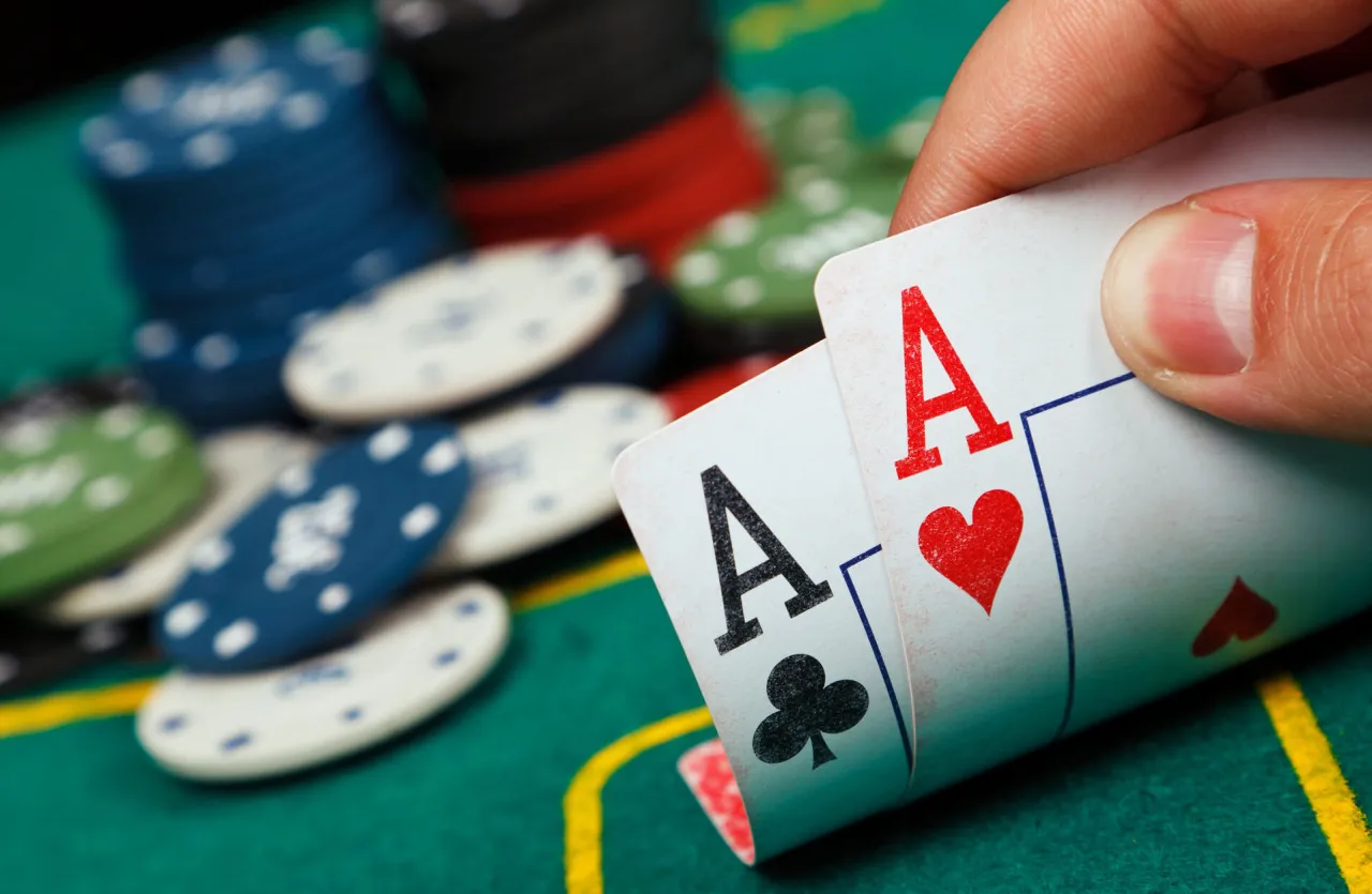 Zdjęcie Jakie karty wygrywają w pokerze? Poznaj mocne układy kart