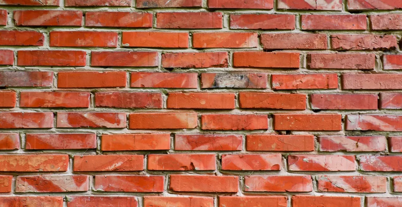 Zdjęcie Ile waży paleta cegły pełnej? Zaskakujące fakty i waga cegieł