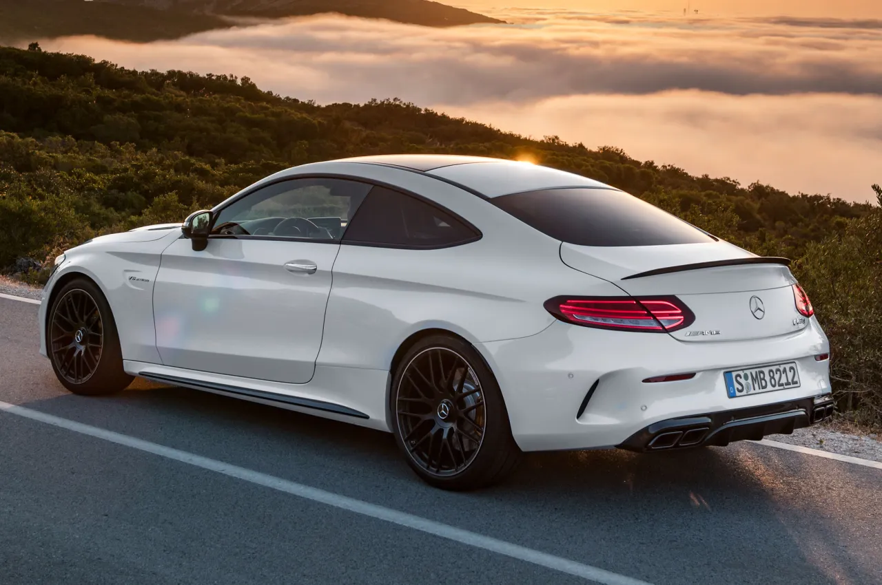 Zdjęcie Mercedes C63 AMG Coupe - Niezrównana moc i wydajność w jednym