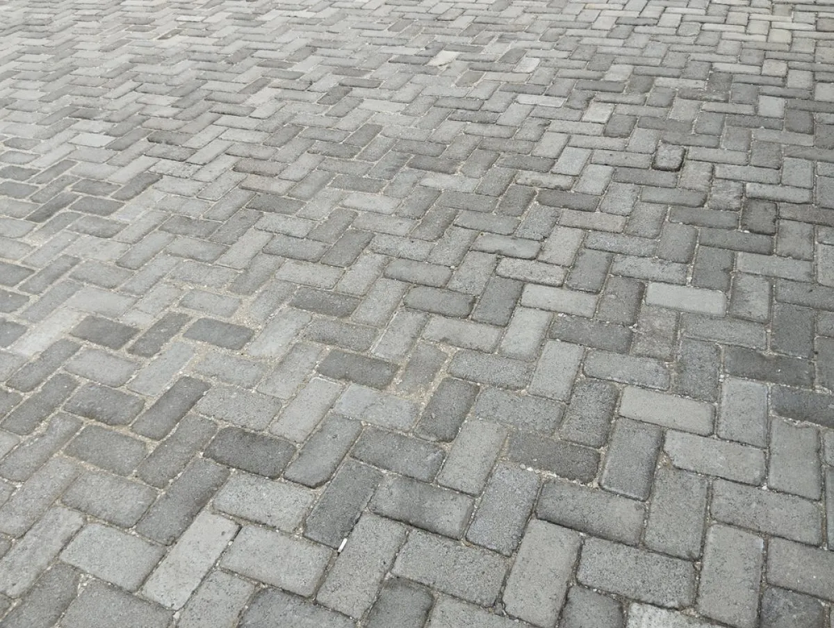 Zdjęcie Kostka brukowa czy asfalt - który materiał wybrać, aby zaoszczędzić?