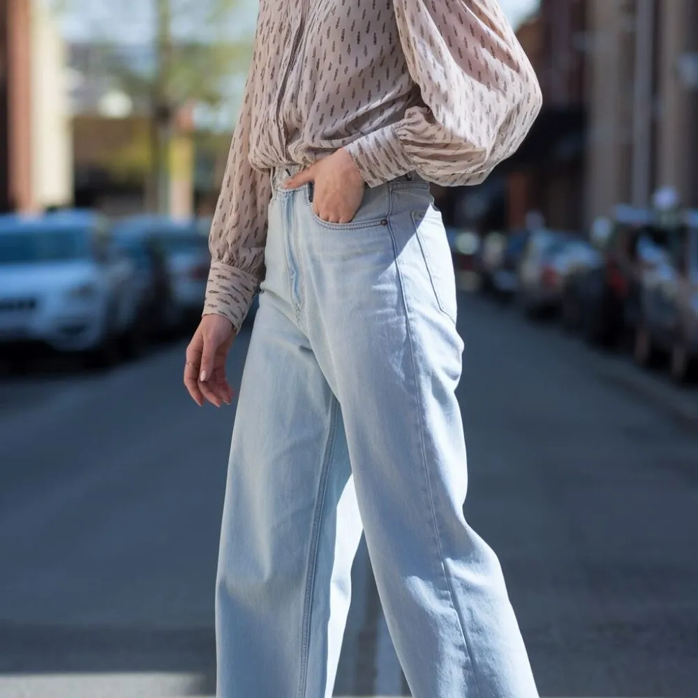 Zdjęcie Jaką bluzkę do jasnych jeansów wybrać, aby wyglądać stylowo?