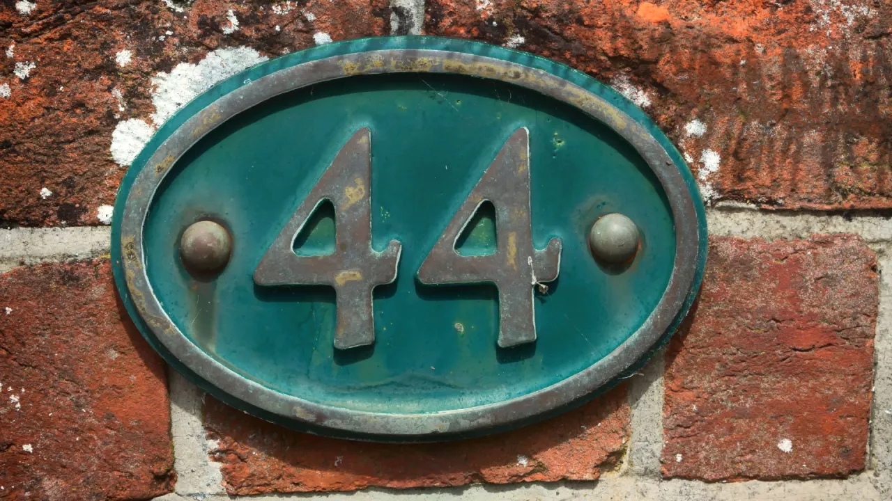 Zdjęcie Numerologia 44: odkryj moc, znaczenie i wpływ na Twoje życie