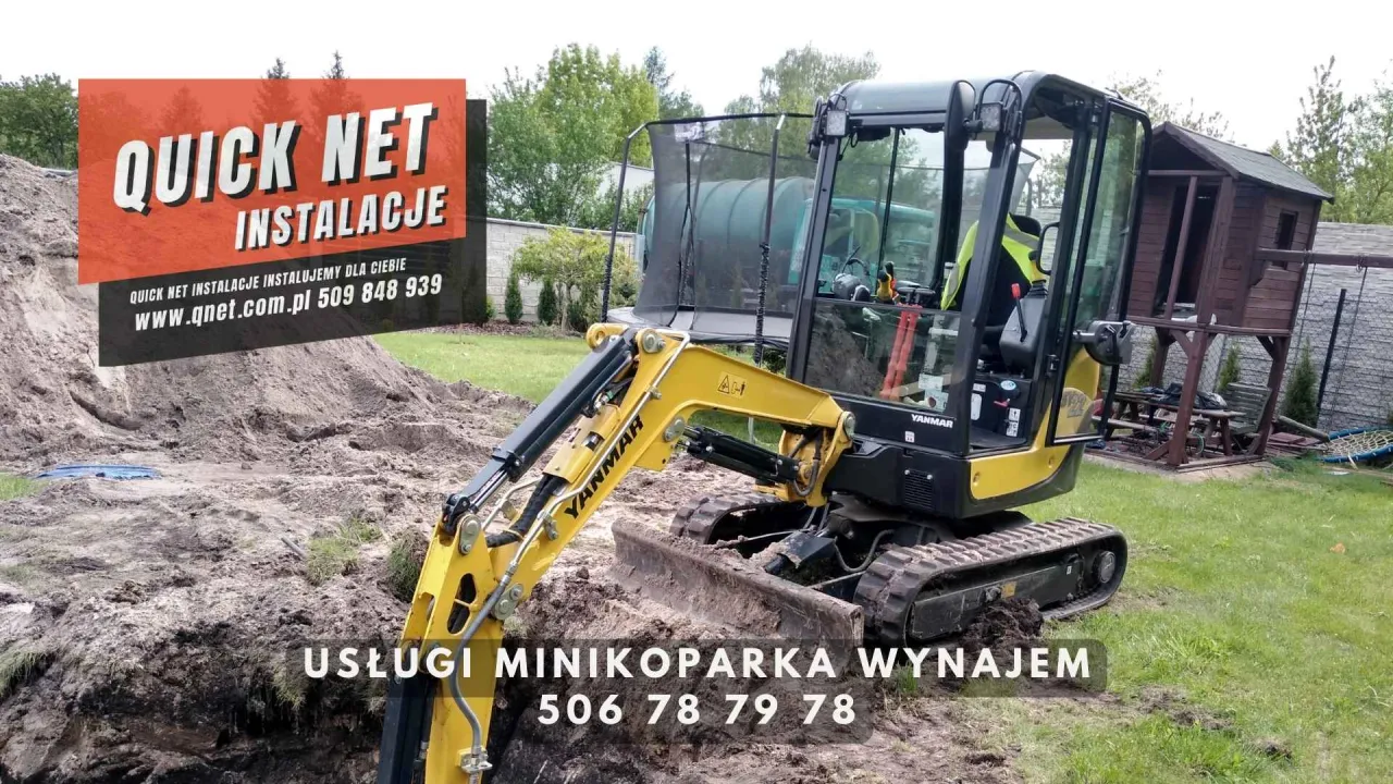 Ż&oacute;łta minikoparka Yanmar na placu budowy. Dowiedz się, ile kosztuje mini koparka i wynajmij ją. Szybkie i sprawne prace ziemne.