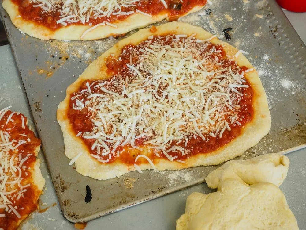 pizza na papierze do pieczenia