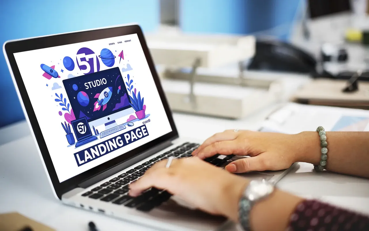 Na ekranie laptopa widać grafikę z rakietą i planetami, z napisem 