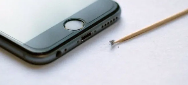 czyszczenie portu lightning iphone wykałaczka