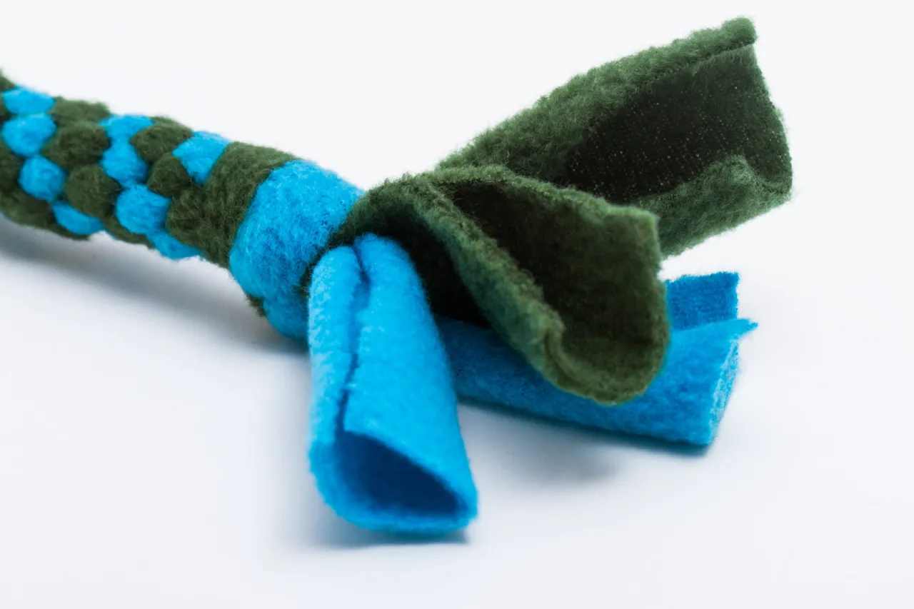 różne materiały na szarpak dla psa, polar, stare ubrania, liny bawełniane