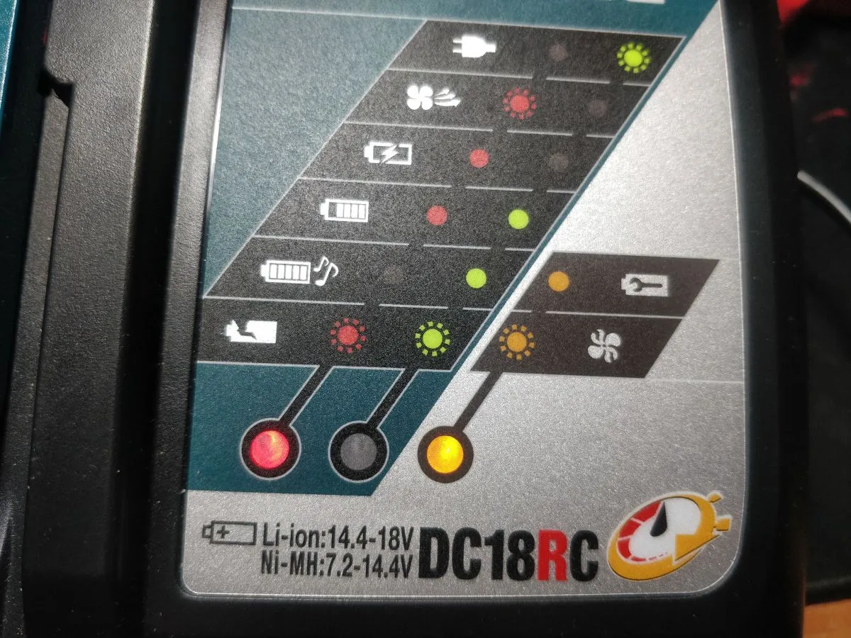 Ładowarka Makita z akumulatorem, r&oacute;żne diody