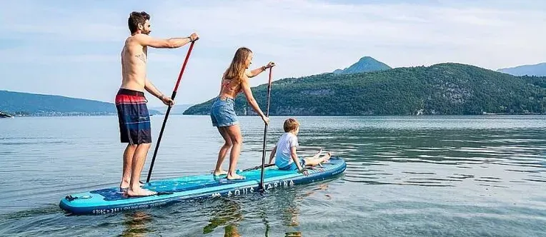 osoba na kajaku, osoba na desce SUP, por&oacute;wnanie stabilności