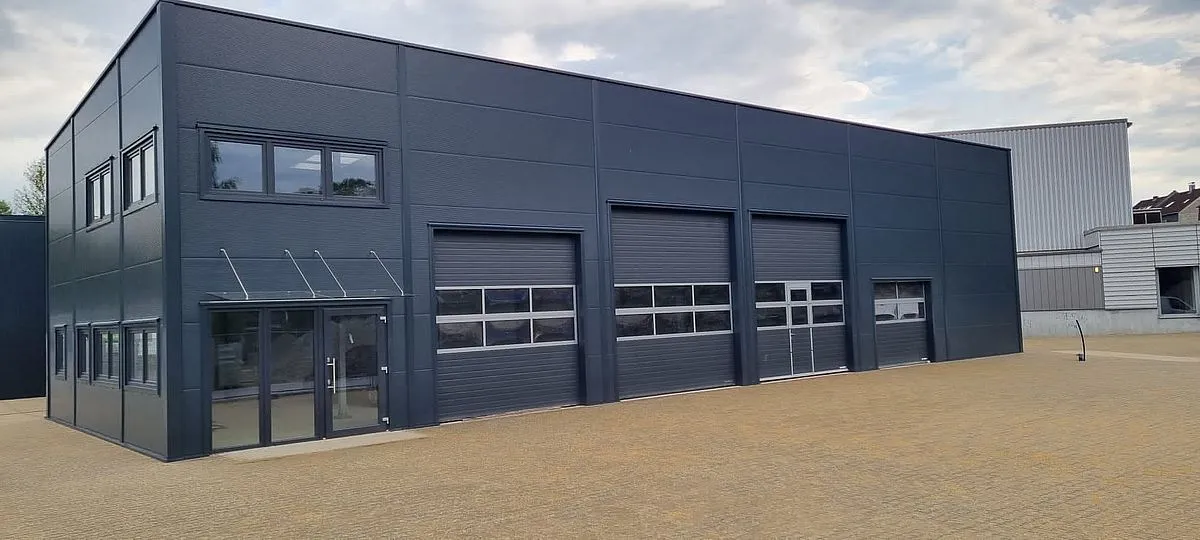 nowoczesny warsztat samochodowy z zewnątrz