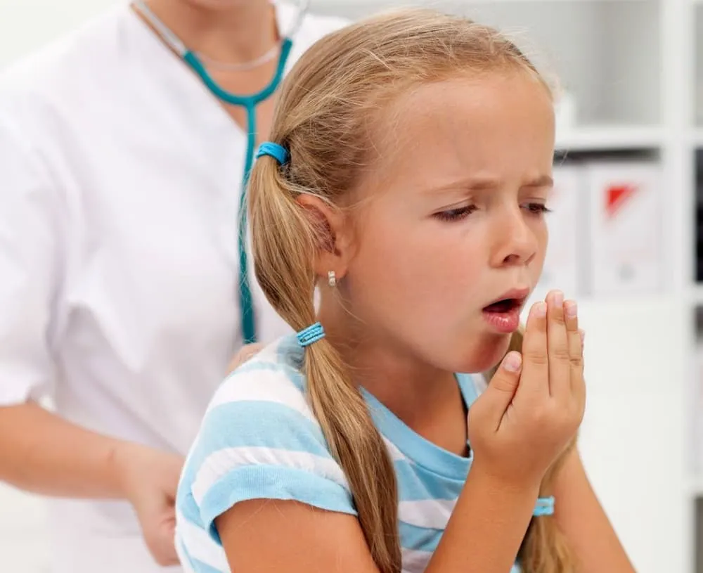 dziecko z katarem lub kaszlem, przyczyny niskiej saturacji u dzieci