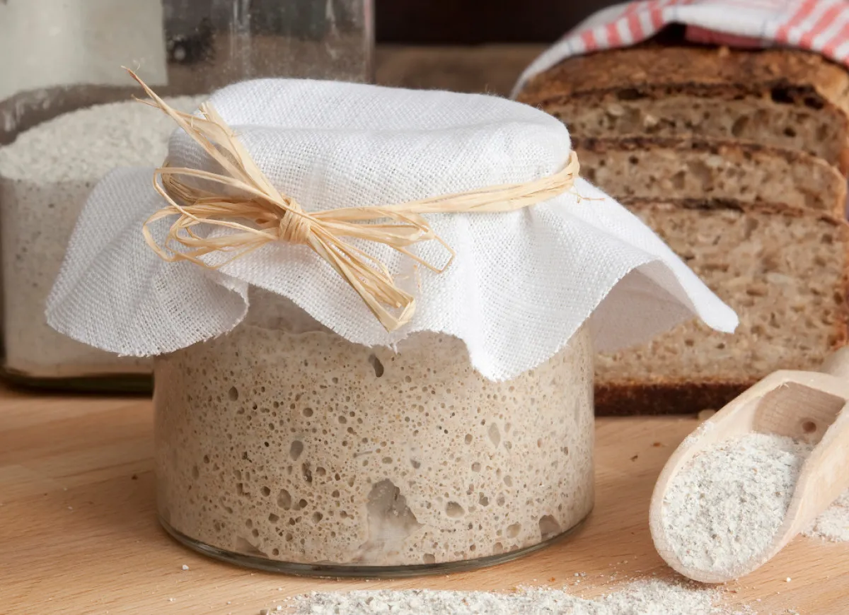 Rozwarstwiony zakwas chlebowy z wodą na wierzchu