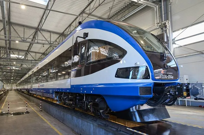 Nowoczesny pociąg PKP Intercity typu IC lub ED74