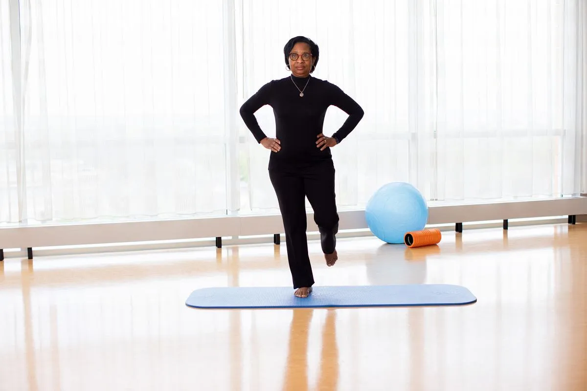 osoba wykonująca test równowagi na jednej nodze