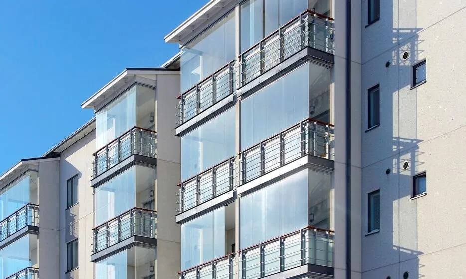 zabudowa balkonu ramowa vs bezramowa