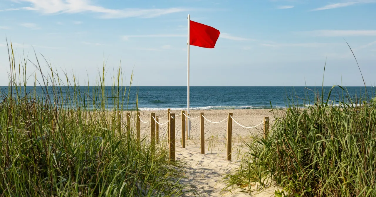 System flag na plaży Bałtyk