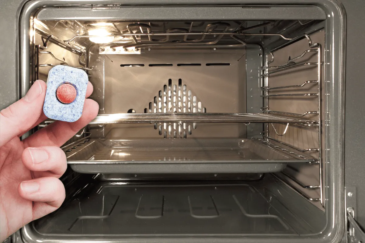 Czyszczenie przypalonego piekarnika