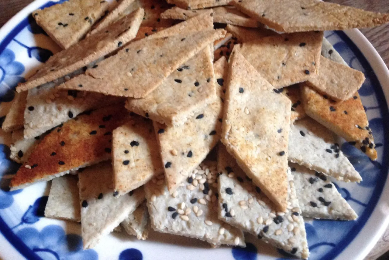 Chrupiące krakersy bezglutenowe, posypane czarnym sezamem, idealne na przekąskę. Przepis na nie jest prosty!