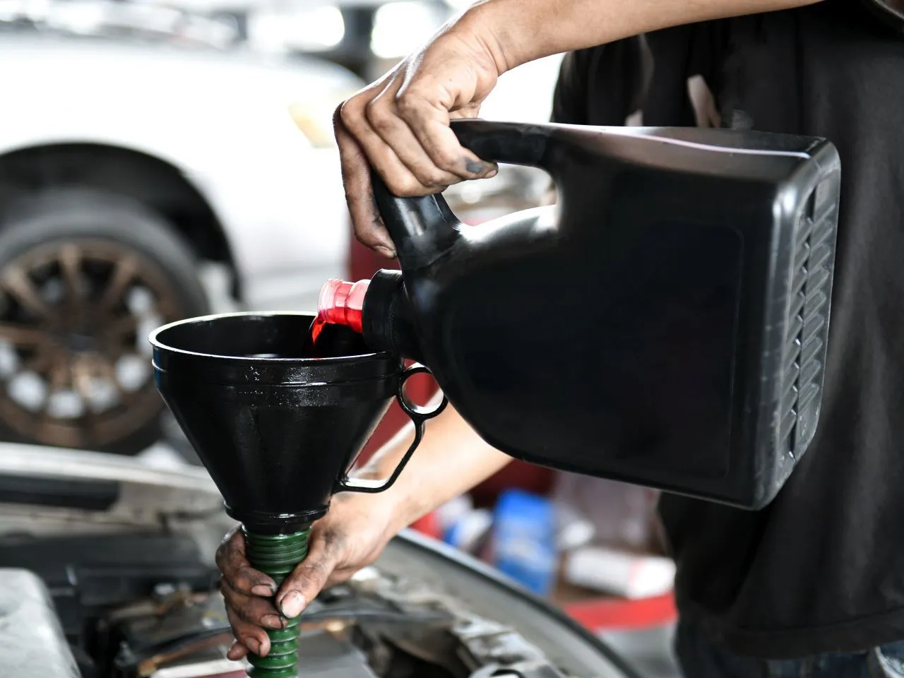 olej silnikowy 5w30 vs 5w40 infografika