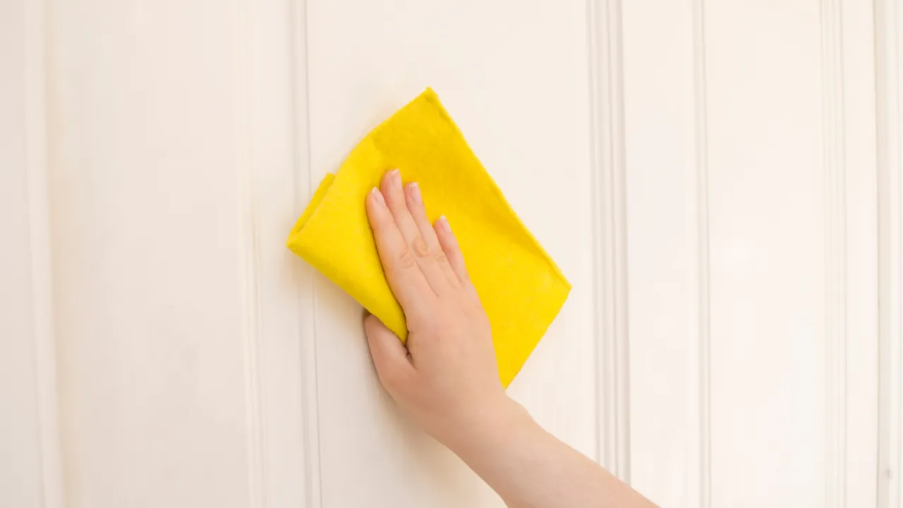 żółte plamy na białych drzwiach przyczyny