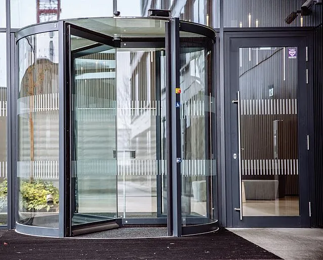 Budynek z udogodnieniami dla osób niepełnosprawnych: podjazd, szerokie drzwi