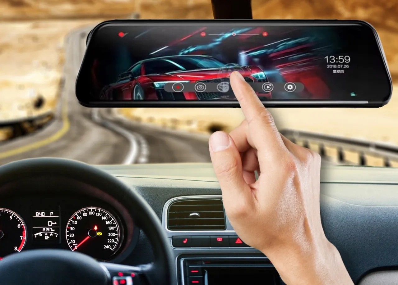 wideorejestrator w samochodzie, kamera samochodowa na desce rozdzielczej