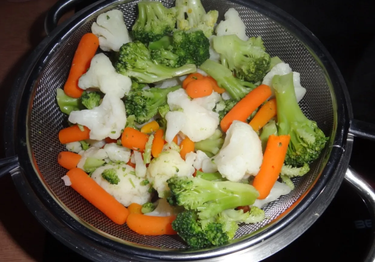 Gotowane na parze brokuły i kalafior z marchewką. Idealne do sałatki, gdy chcesz wiedzieć, jak długo gotować warzywa na sałatkę.