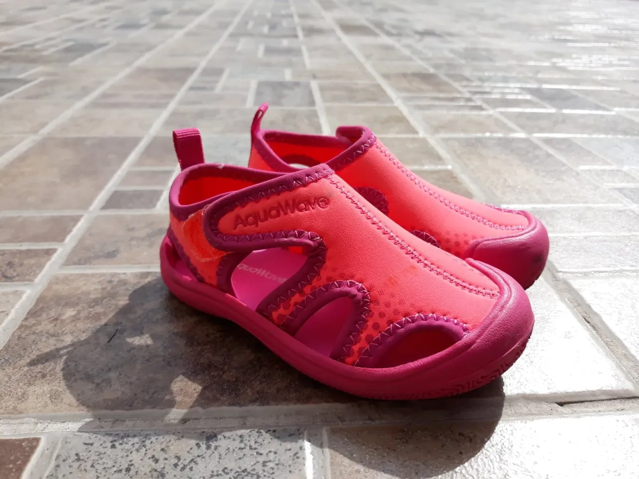 R&oacute;żowe buty do pływania AquaWave, idealne na letnie przygody nad wodą.