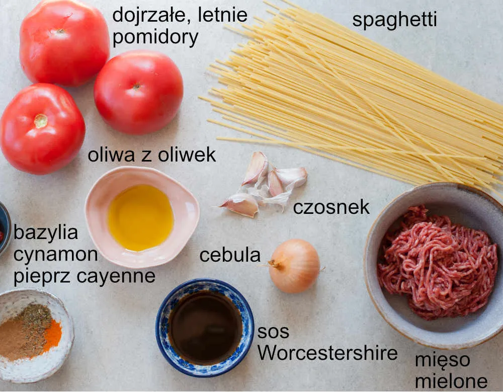 świeże składniki do sosu spaghetti